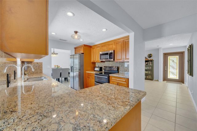 6121 SW 16th St, Plantation, FL 33317