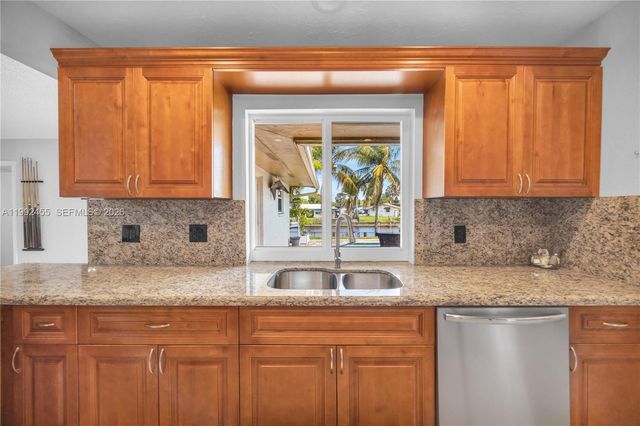 6121 SW 16th St, Plantation, FL 33317
