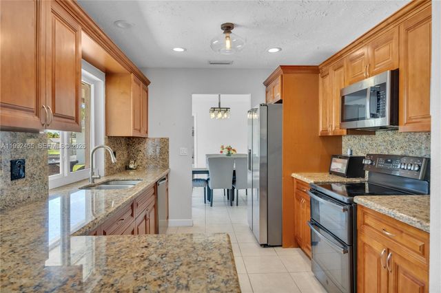 6121 SW 16th St, Plantation, FL 33317