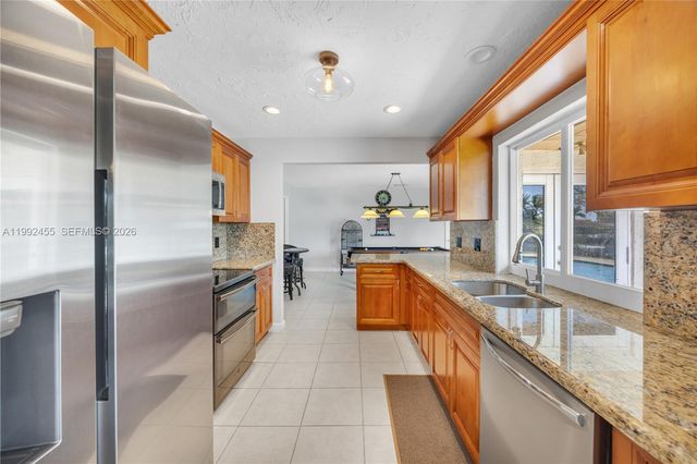 6121 SW 16th St, Plantation, FL 33317