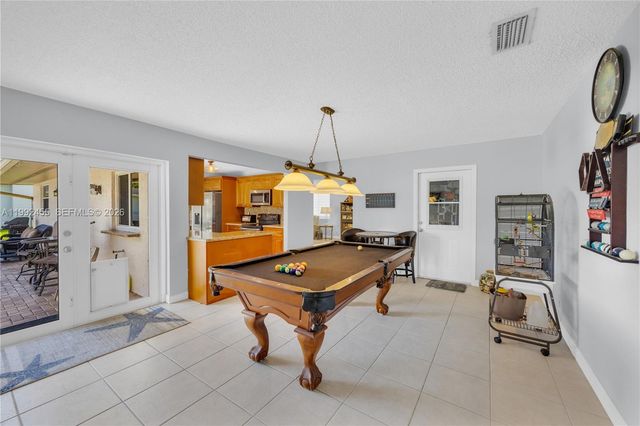 6121 SW 16th St, Plantation, FL 33317