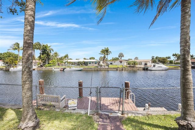 6121 SW 16th St, Plantation, FL 33317