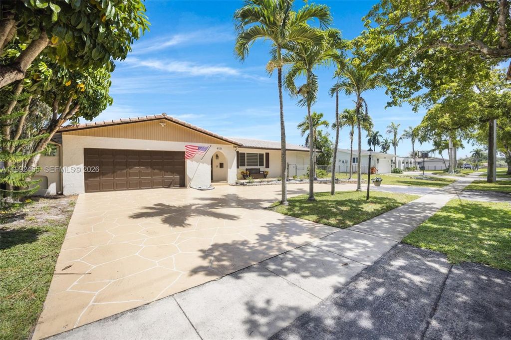 6121 SW 16th St, Plantation, FL 33317