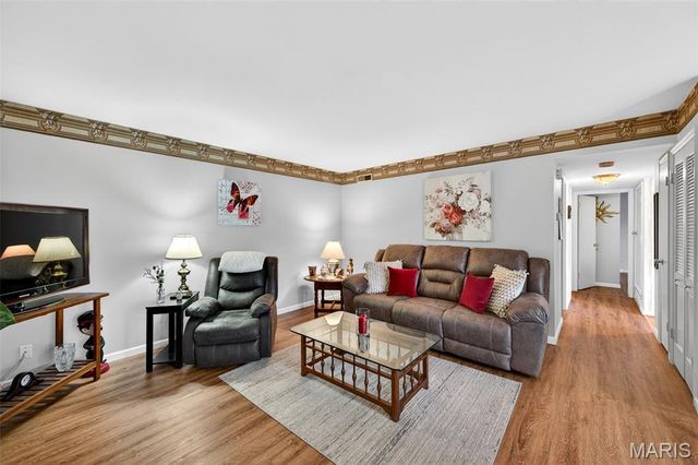 4294 Chateau De Ville Drive H, St Louis, MO 63129