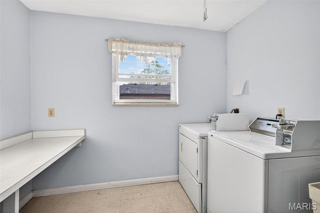 4294 Chateau De Ville Drive H, St Louis, MO 63129