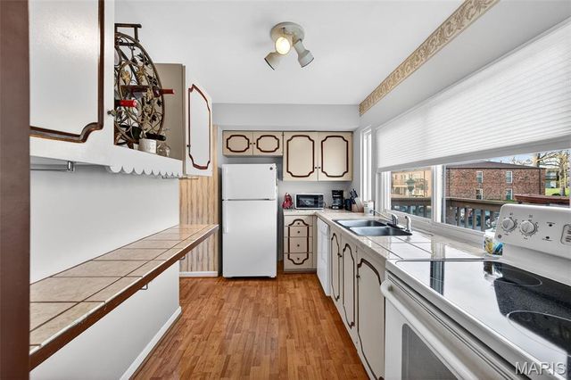 4294 Chateau De Ville Drive H, St Louis, MO 63129