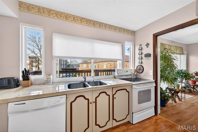 4294 Chateau De Ville Drive H, St Louis, MO 63129