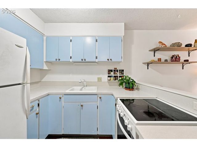 15100 Sw CROWN Dr 1, King City, OR 97224