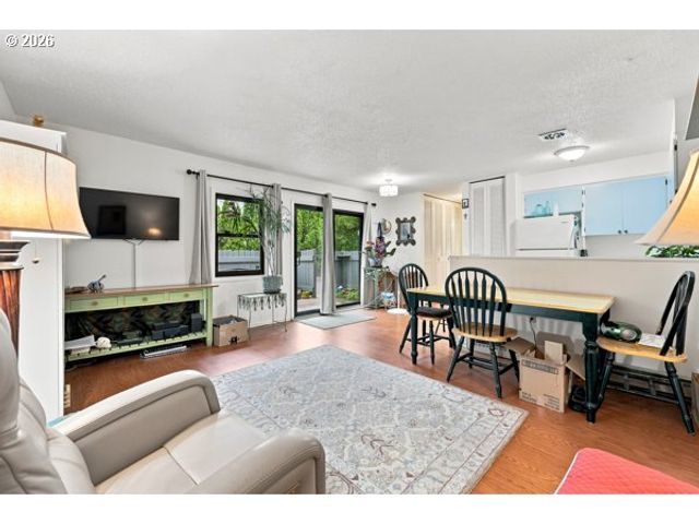 15100 Sw CROWN Dr 1, King City, OR 97224