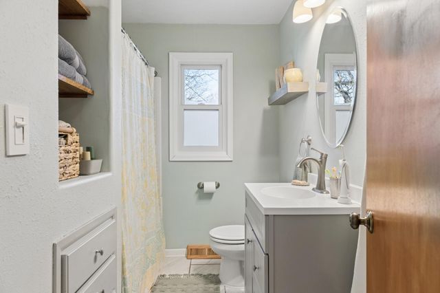 937 4th Avenue E, Shakopee, MN 55379