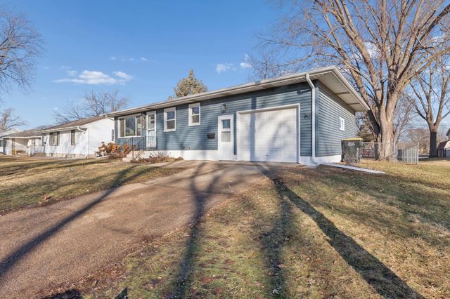 937 4th Avenue E, Shakopee, MN 55379