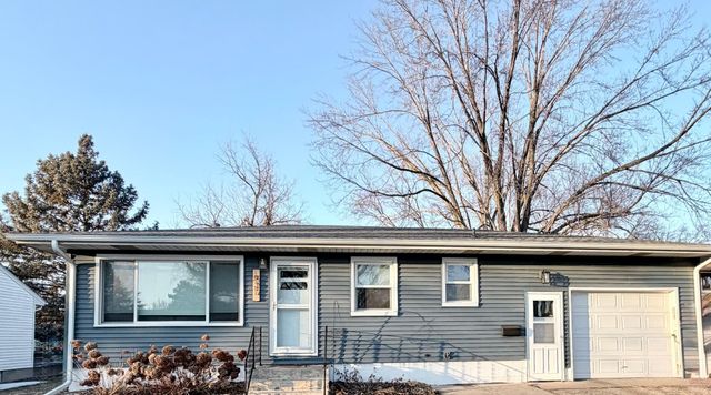 937 4th Avenue E, Shakopee, MN 55379