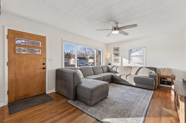 937 4th Avenue E, Shakopee, MN 55379