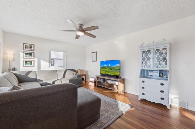 937 4th Avenue E, Shakopee, MN 55379