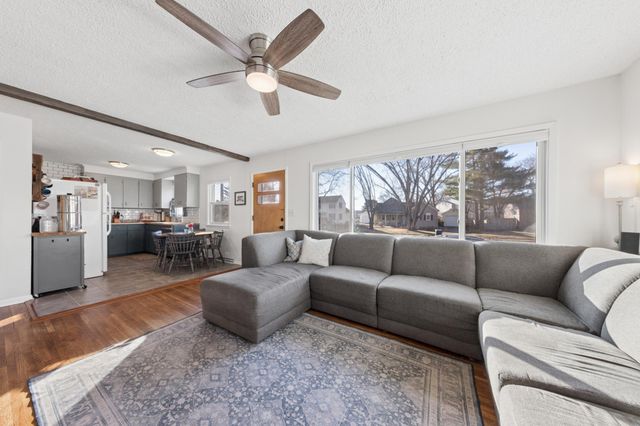 937 4th Avenue E, Shakopee, MN 55379