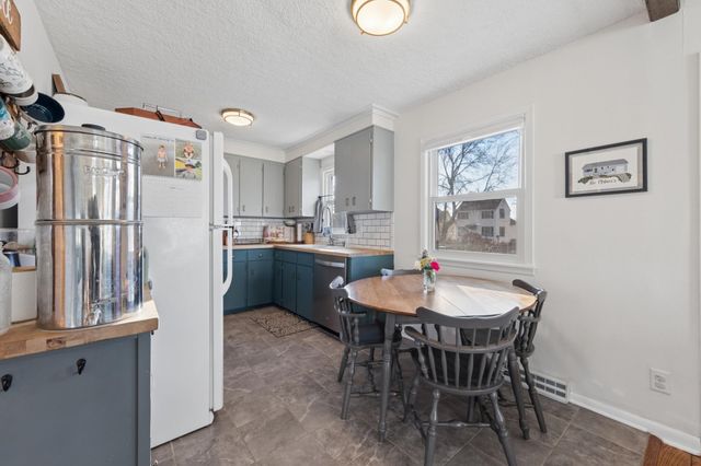 937 4th Avenue E, Shakopee, MN 55379