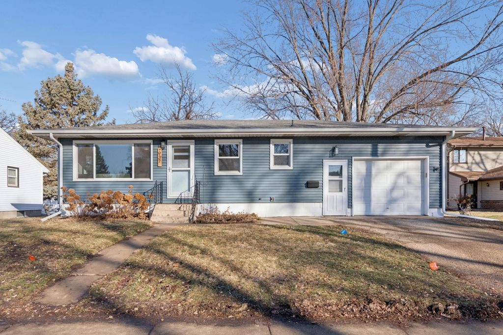 937 4th Avenue E, Shakopee, MN 55379
