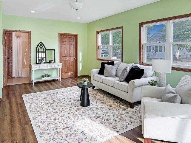1564 PLUMMER STREET, Oshkosh, WI 54902