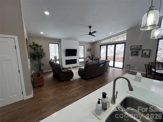 95 W Round Top Road, Bryson City, NC 28713