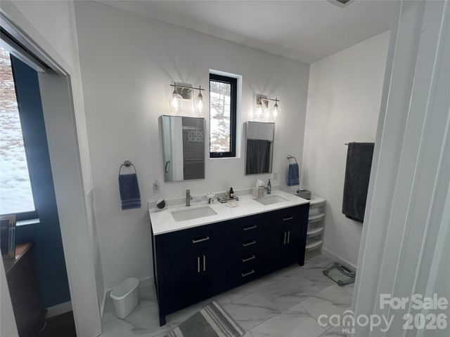 95 W Round Top Road, Bryson City, NC 28713