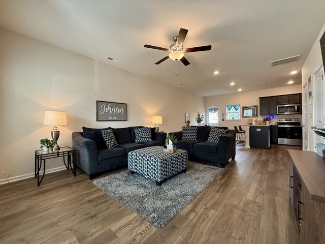 8074 Logan Dr, La Vergne, TN 37086