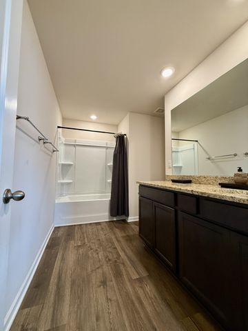 8074 Logan Dr, La Vergne, TN 37086