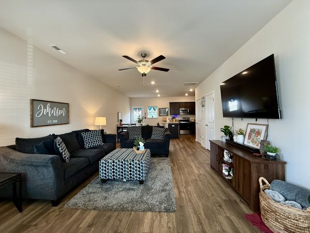 8074 Logan Dr, La Vergne, TN 37086