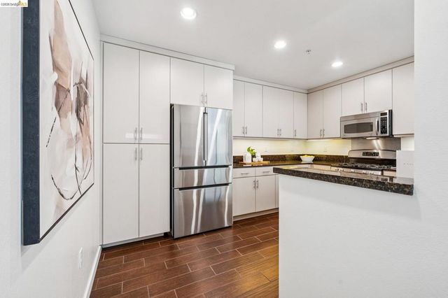288 3rd St 104, Oakland, CA 94607