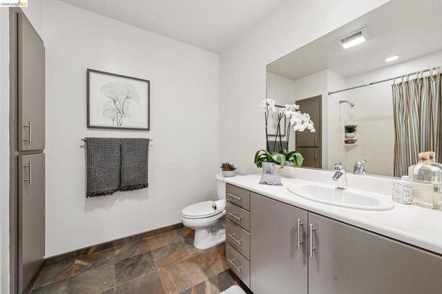 288 3rd St 104, Oakland, CA 94607