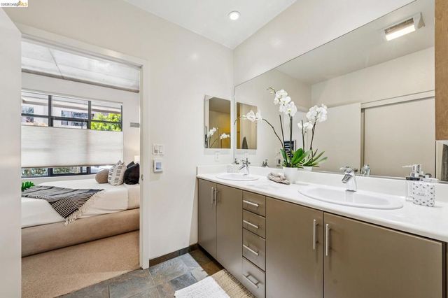 288 3rd St 104, Oakland, CA 94607