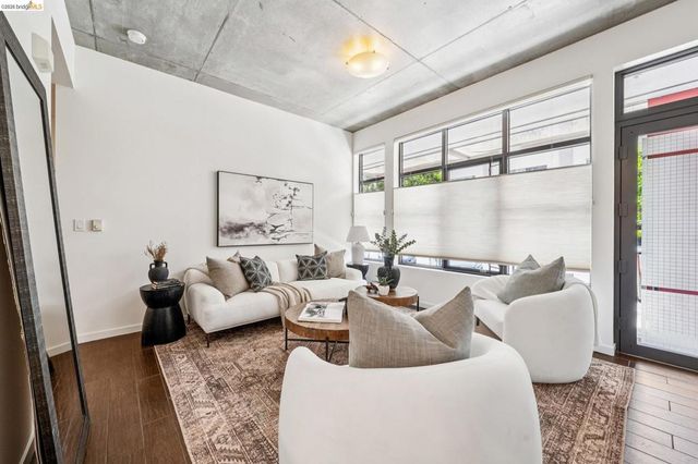 288 3rd St 104, Oakland, CA 94607