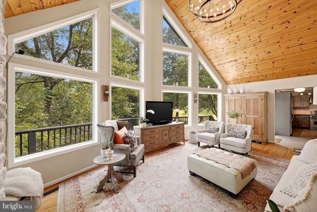 92 HIGH KNOB RD, Front Royal, VA 22630