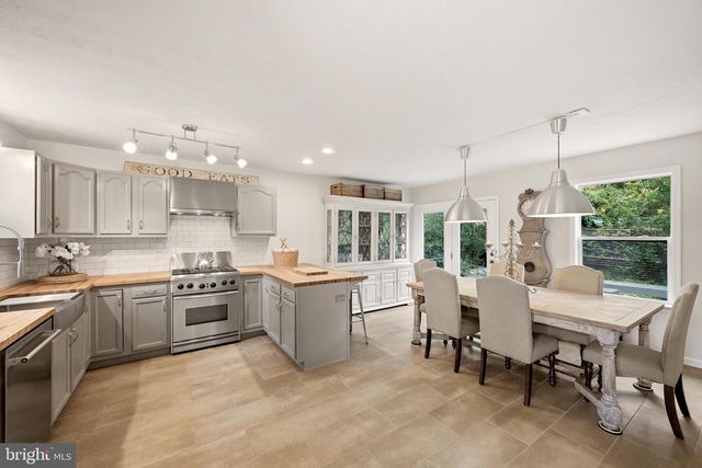 92 HIGH KNOB RD, Front Royal, VA 22630