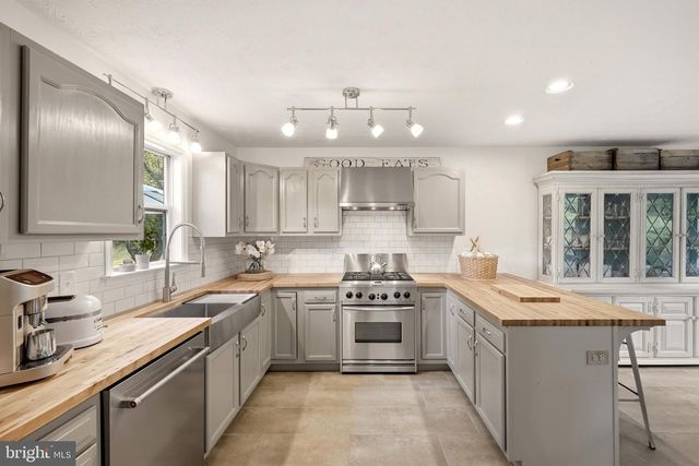 92 HIGH KNOB RD, Front Royal, VA 22630