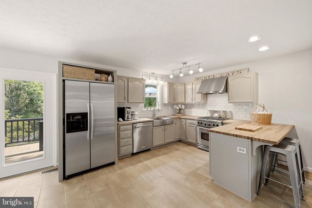 92 HIGH KNOB RD, Front Royal, VA 22630