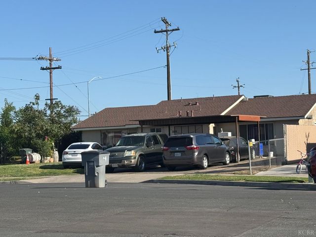 4778 E Hoxie Avenue, Fresno, CA 93725