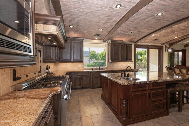 1639 E Clubhouse Drive, Fresno, CA 93730