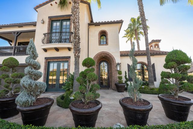 1639 E Clubhouse Drive, Fresno, CA 93730