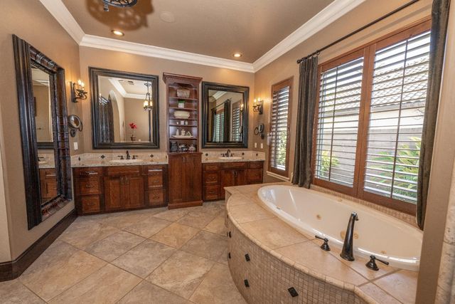 1639 E Clubhouse Drive, Fresno, CA 93730