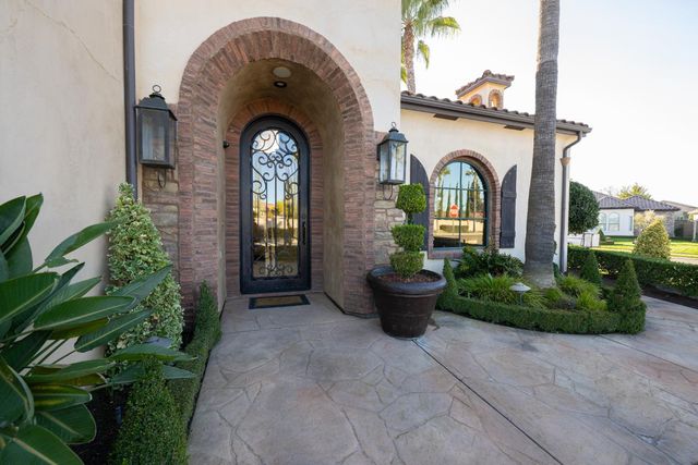 1639 E Clubhouse Drive, Fresno, CA 93730