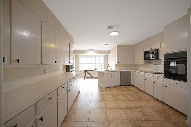 2811 Durant Dr, Midland, TX 79705