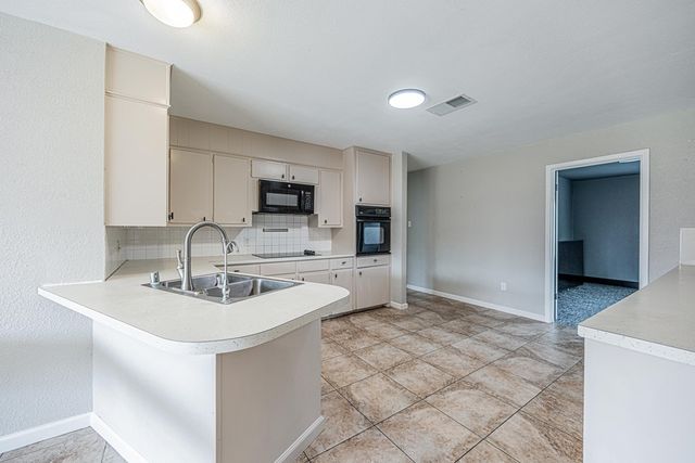 2811 Durant Dr, Midland, TX 79705