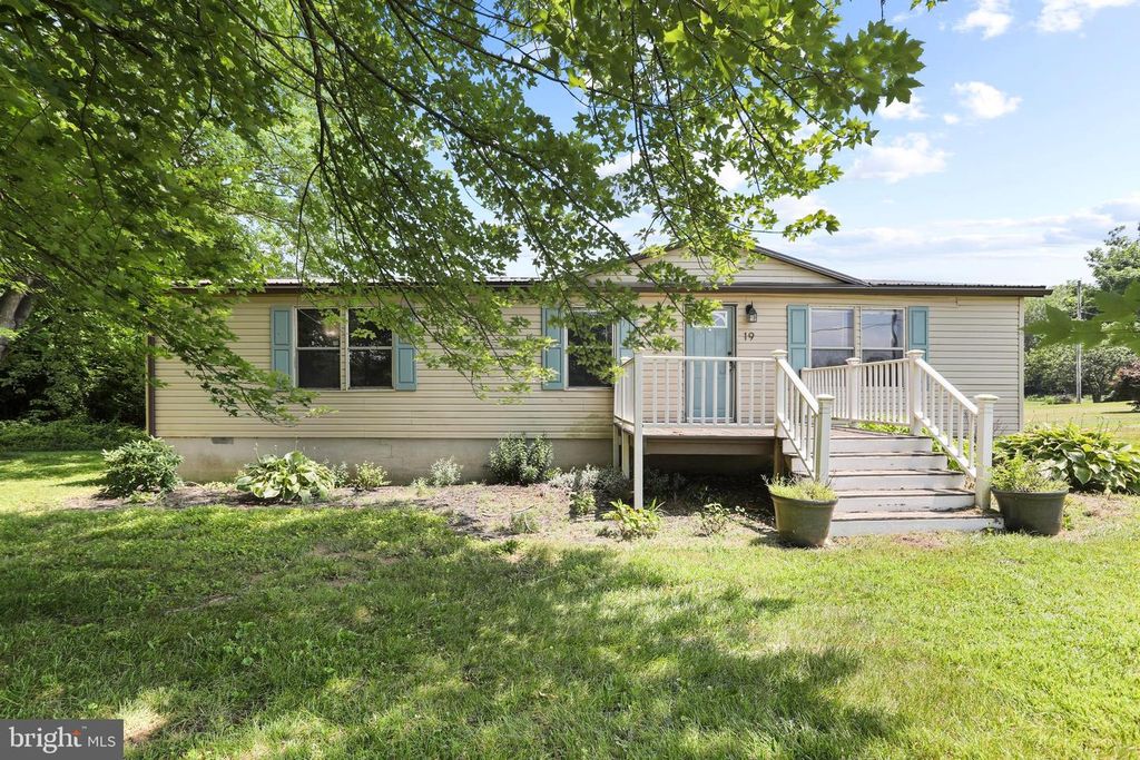 19 REGENCY DR, Falling Waters, WV 25419