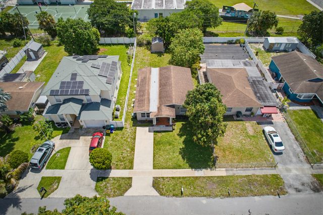 412 Broward Avenue, Greenacres, FL 33463