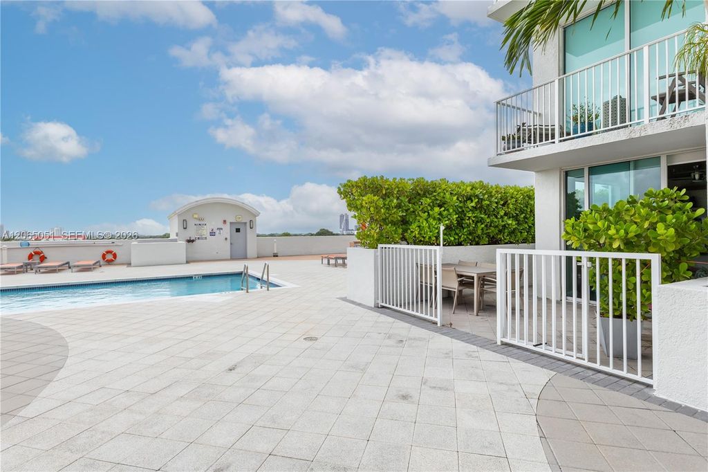 3180 SW 22nd Ter 501, Miami, FL 33145