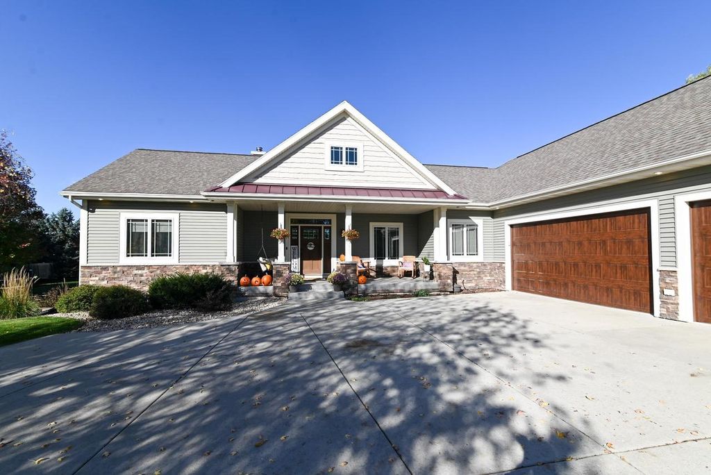 3168 Castleton Crossing, Sun Prairie, WI 53590