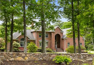 211 Saddle Hill Road, Hopkinton, MA 01748