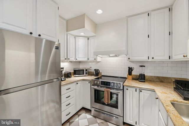 10 IRVING CT, Alexandria, VA 22314