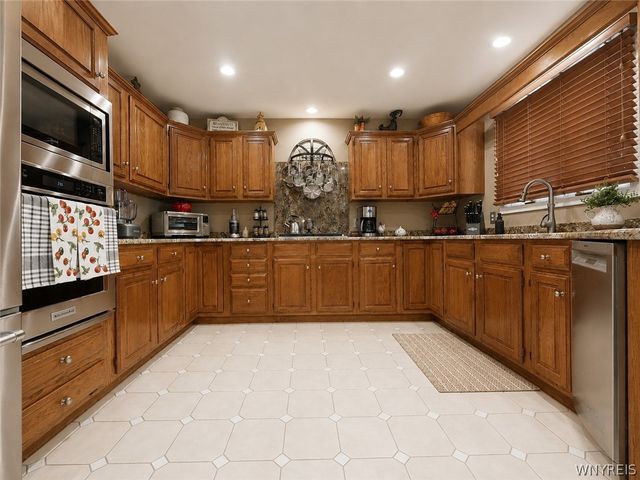 16 Woodstream Circle, Grand Island, NY 14072