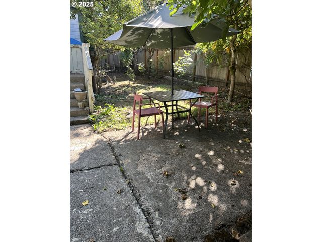 239 D St, Springfield, OR 97477